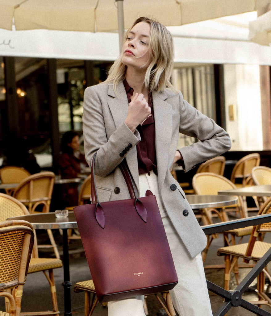 Sac cabas zippé Bambou en cuir de veau bordeaux porté au coude